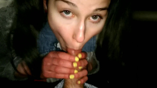 Таксистка оказалась охотницей за членами - теперь дают ей в рот, а то мало ли что