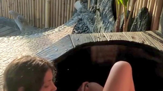 Молодая пара трахается в мини-бассейне в загородном доме во дворе