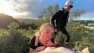 Что за нахуй! Подруга сосет мне хуй, а тут незнакомцы просят их сфоткать