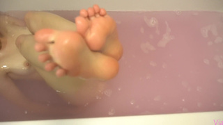 С сестрой в ванной моемся и трахаемся, делаем два полезных дела