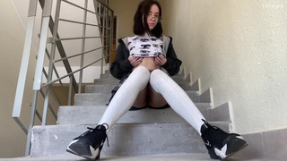 Студентка-нимфоманка мастурбирует киску в подъезде - даже до квартиры не дошла